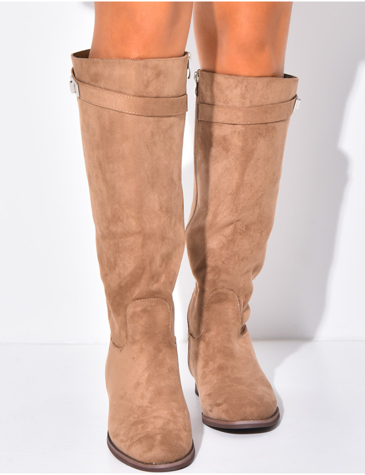 Flache Reiterstiefel mit runder Spitze und Riemen