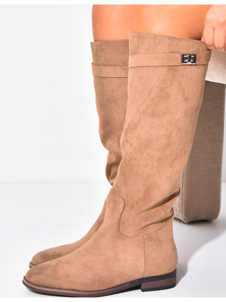 Flache Reiterstiefel mit runder Spitze und Riemen