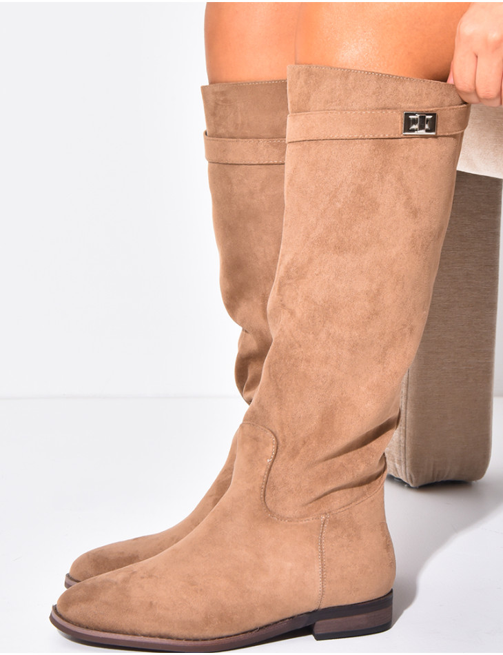 Flache Reiterstiefel mit runder Spitze und Riemen