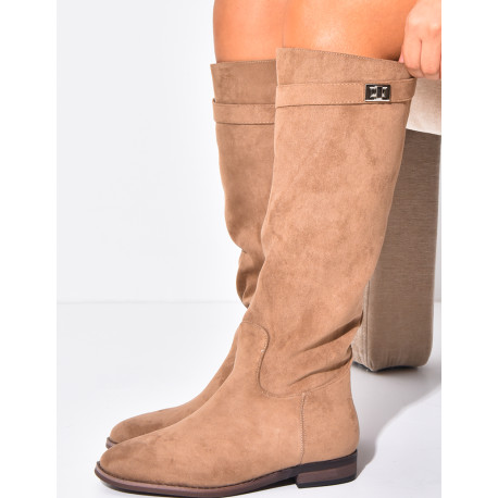 Flache Reiterstiefel mit runder Spitze und Riemen