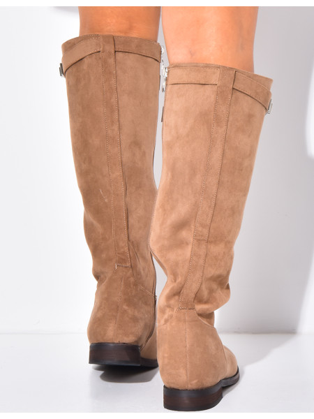 Flache Reiterstiefel mit runder Spitze und Riemen