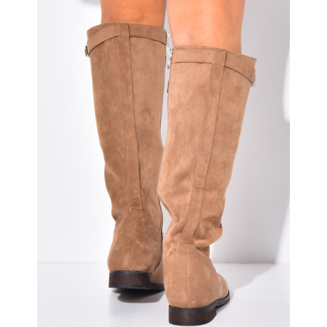 Flache Reiterstiefel mit runder Spitze und Riemen