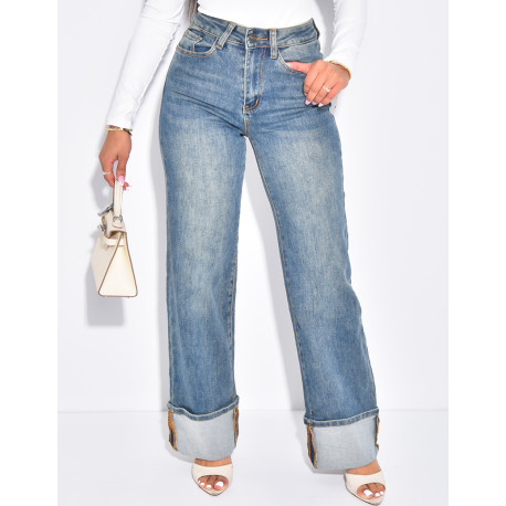Jeans coupe droite stretchy à revers aux chevilles