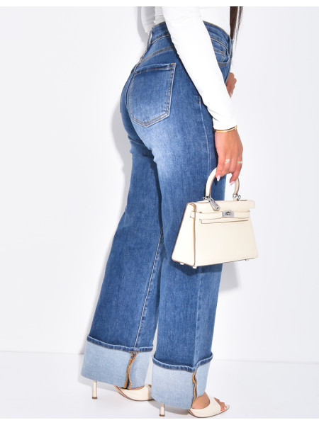 Jeans coupe droite stretchy à revers aux chevilles