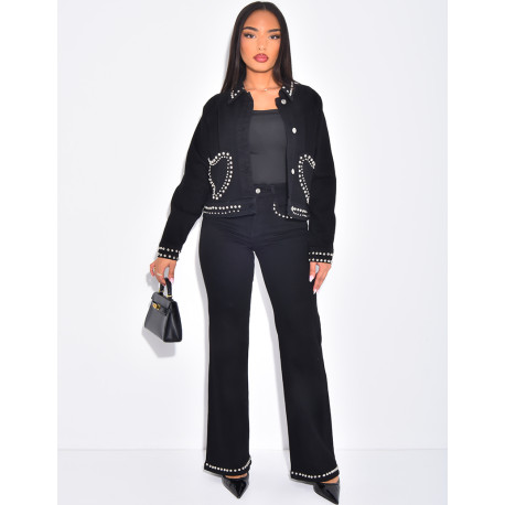 Set aus kurzer Jeansjacke und gerader Jeans mit Nietenherzen