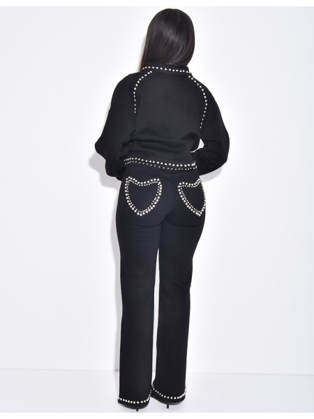 Set aus kurzer Jeansjacke und gerader Jeans mit Nietenherzen