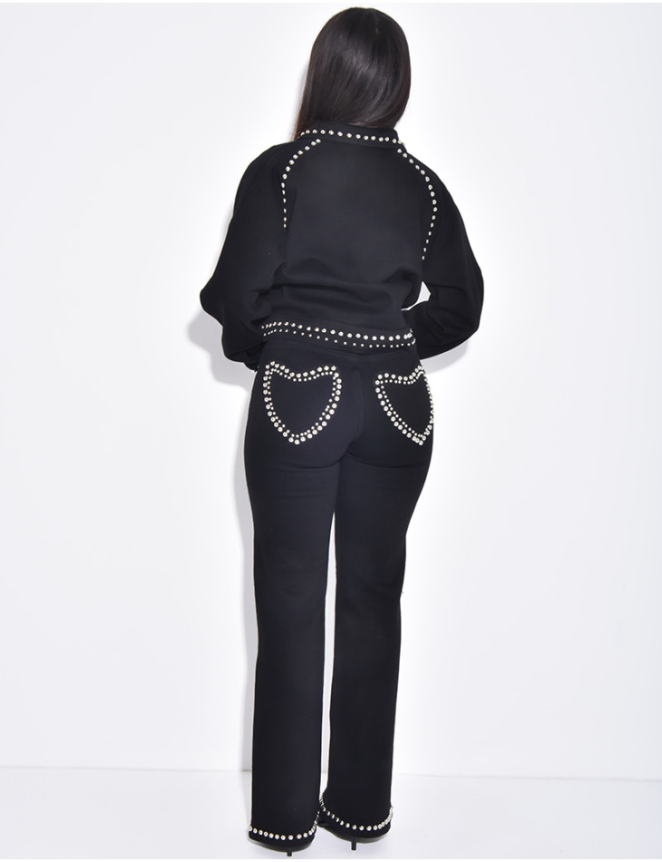 Set aus kurzer Jeansjacke und gerader Jeans mit Nietenherzen