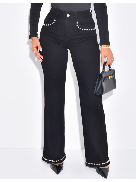 Set aus kurzer Jeansjacke und gerader Jeans mit Nietenherzen