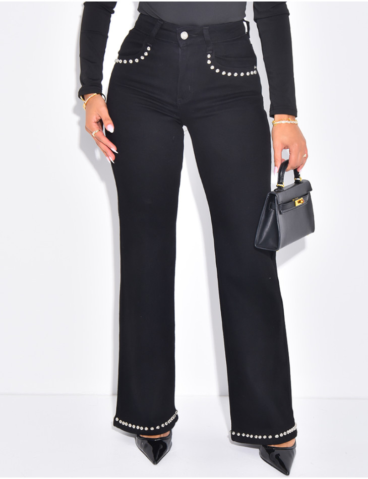 Set aus kurzer Jeansjacke und gerader Jeans mit Nietenherzen