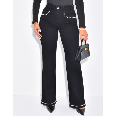 Set aus kurzer Jeansjacke und gerader Jeans mit Nietenherzen