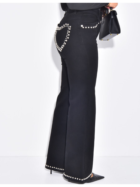 Set aus kurzer Jeansjacke und gerader Jeans mit Nietenherzen