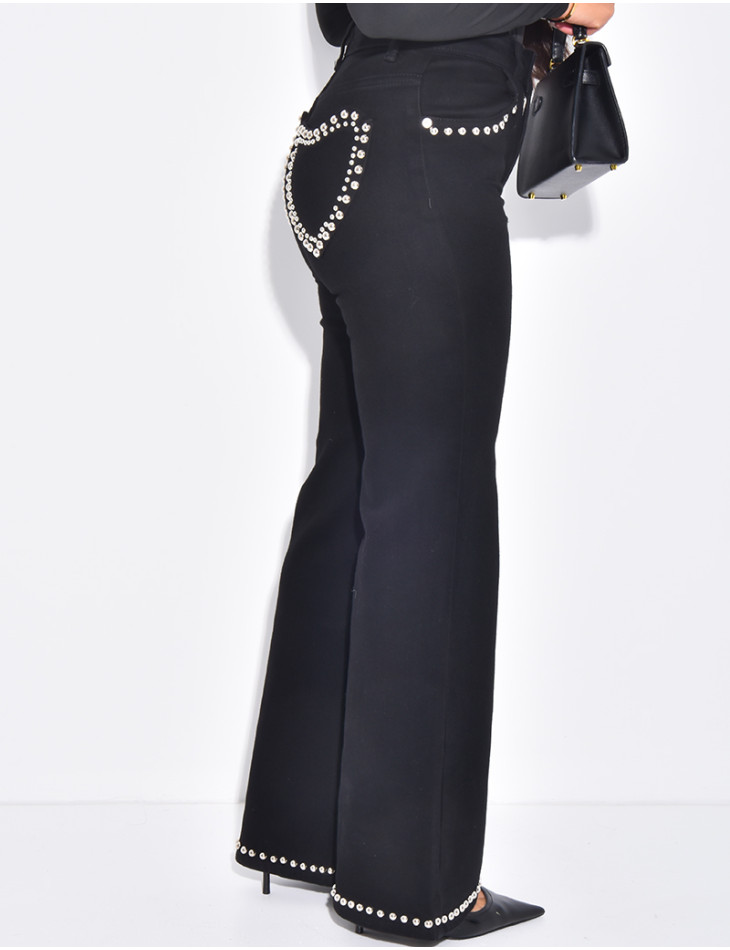 Set aus kurzer Jeansjacke und gerader Jeans mit Nietenherzen