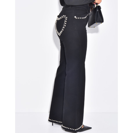 Set aus kurzer Jeansjacke und gerader Jeans mit Nietenherzen