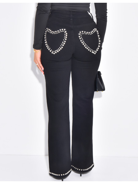 Set aus kurzer Jeansjacke und gerader Jeans mit Nietenherzen