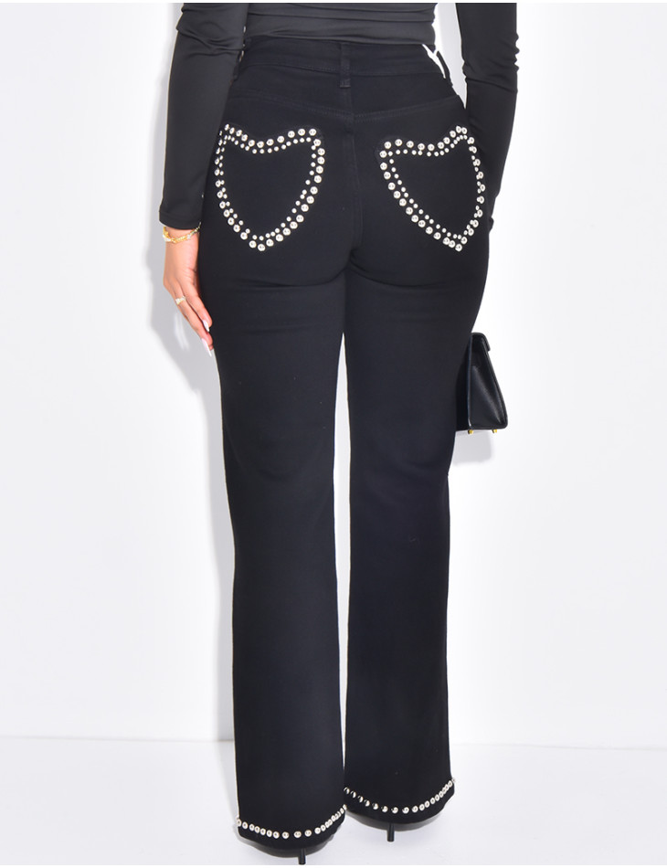 Set aus kurzer Jeansjacke und gerader Jeans mit Nietenherzen