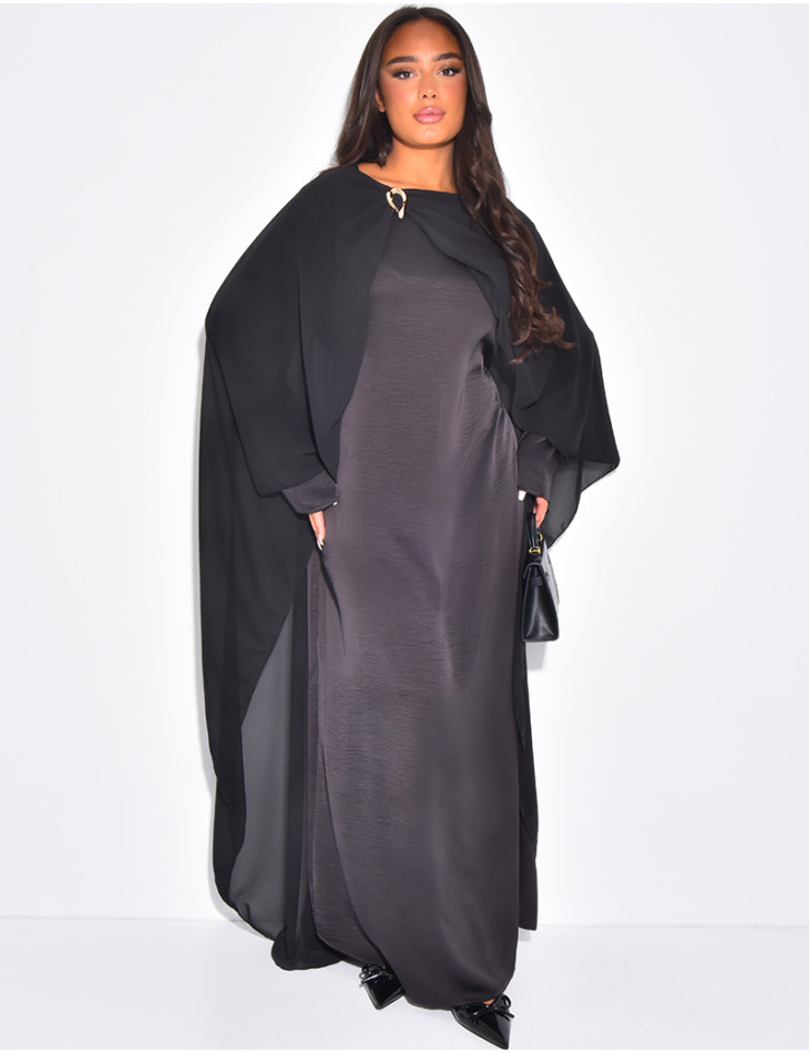 Robe longue en satin à empiècement en voile ornée d'une broche