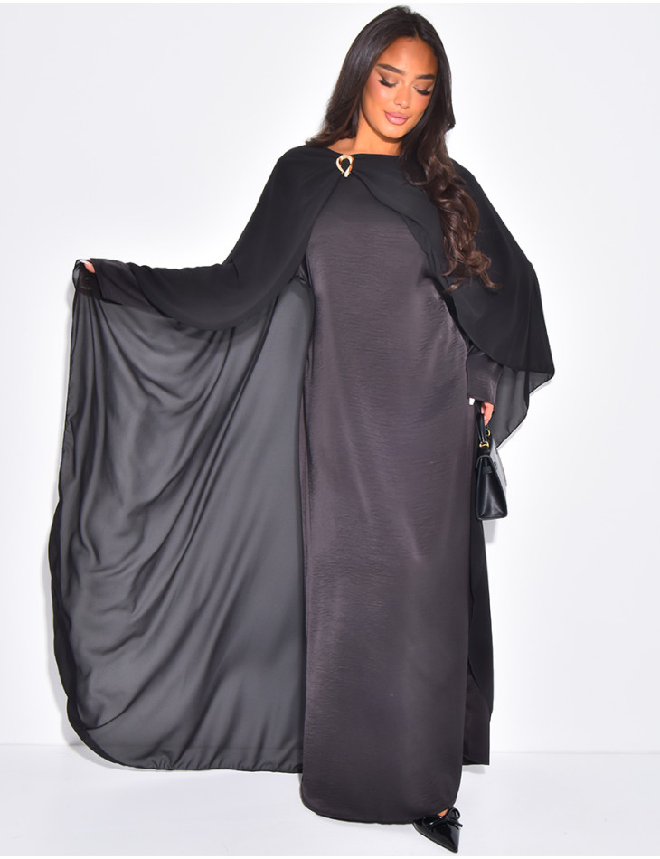 Robe longue en satin à empiècement en voile ornée d'une broche