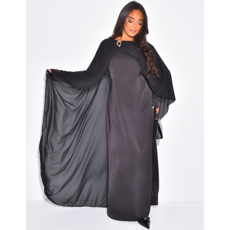Robe longue en satin à empiècement en voile ornée d'une broche