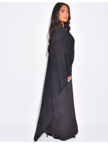 Robe longue en satin à empiècement en voile ornée d'une broche