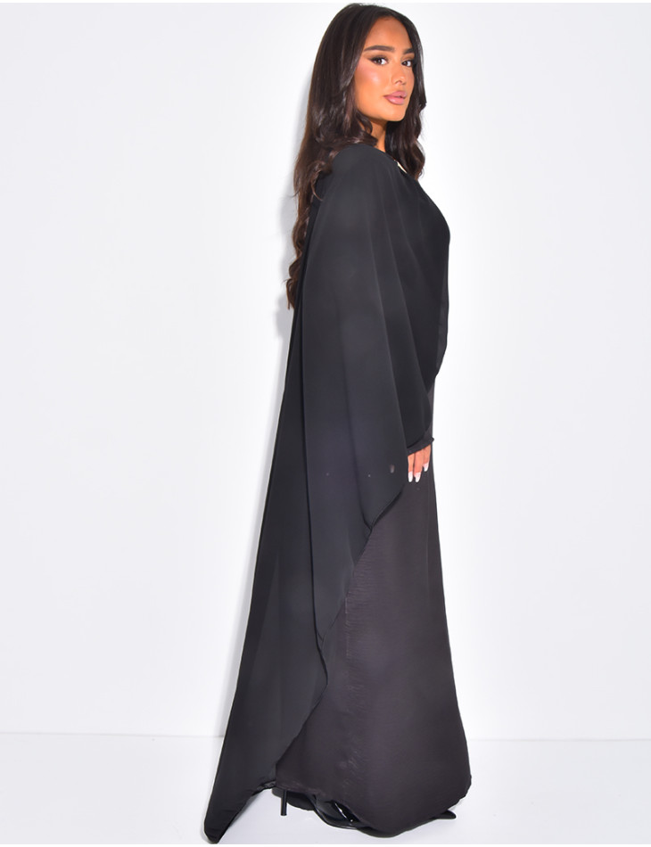 Robe longue en satin à empiècement en voile ornée d'une broche