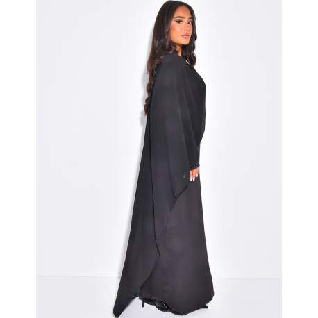 Robe longue en satin à empiècement en voile ornée d'une broche
