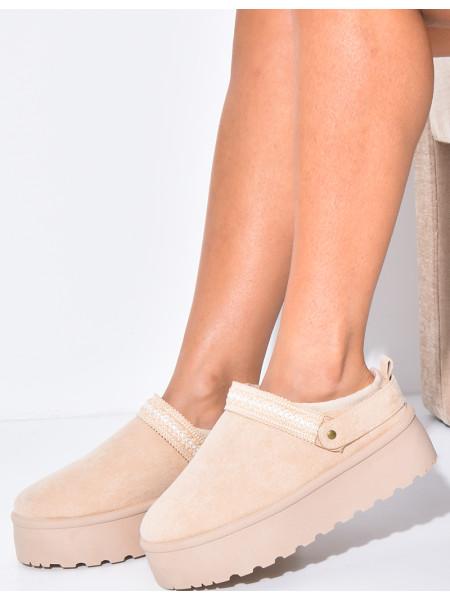 Chaussons en suédine à plateforme et détail brodé