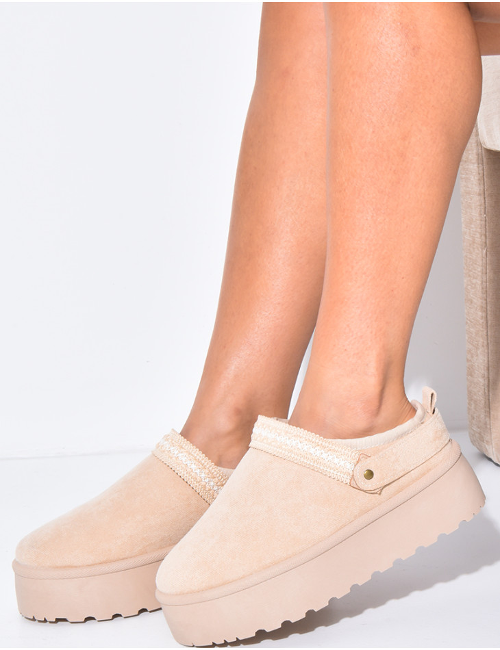 Chaussons en suédine à plateforme et détail brodé