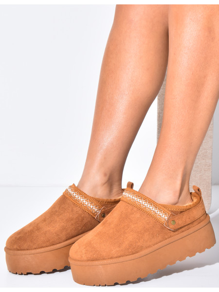 Chaussons en suédine à plateforme et détail brodé