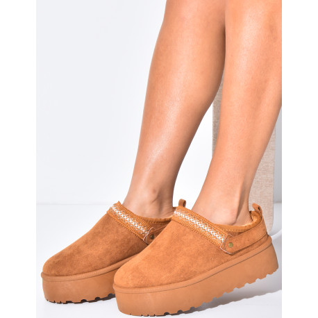 Chaussons en suédine à plateforme et détail brodé