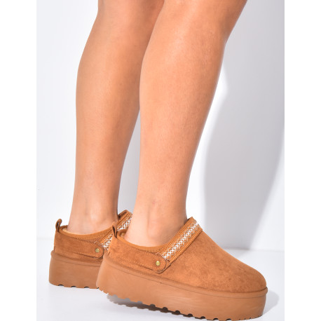 Chaussons en suédine à plateforme et détail brodé