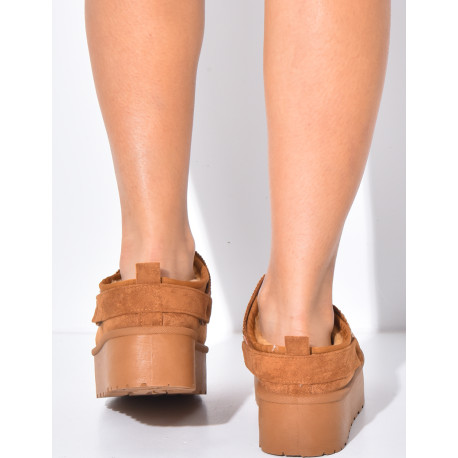 Chaussons en suédine à plateforme et détail brodé