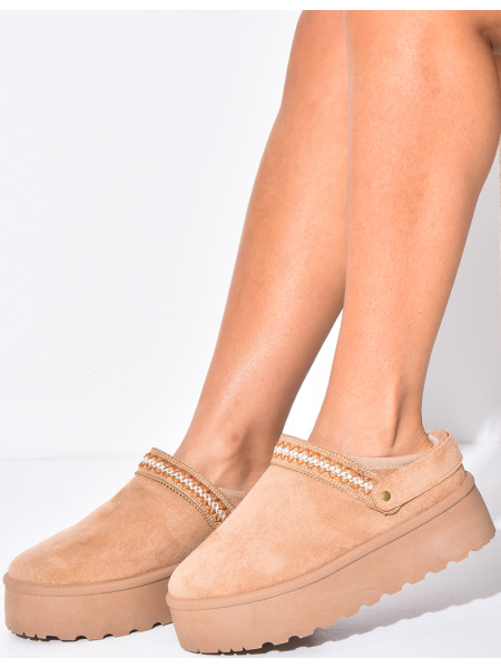 Chaussons en suédine à plateforme et détail brodé