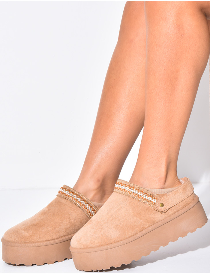 Chaussons en suédine à plateforme et détail brodé