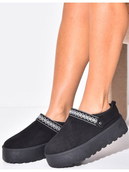 Chaussons en suédine à plateforme et détail brodé