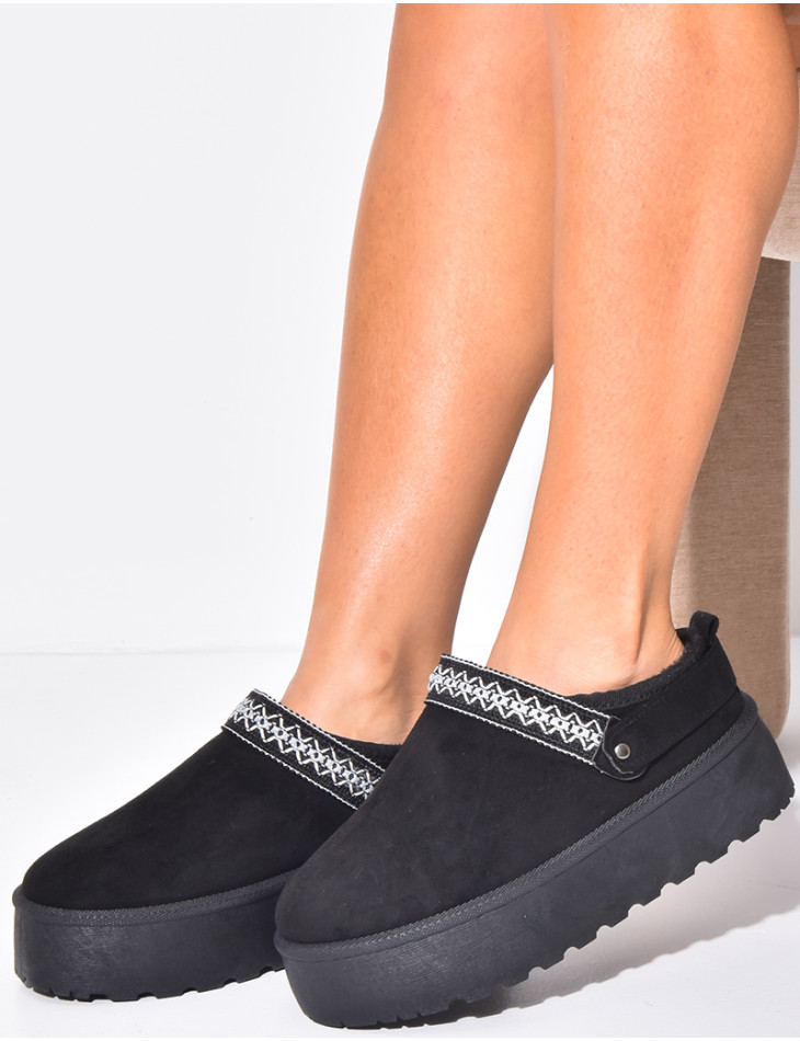Chaussons en suédine à plateforme et détail brodé