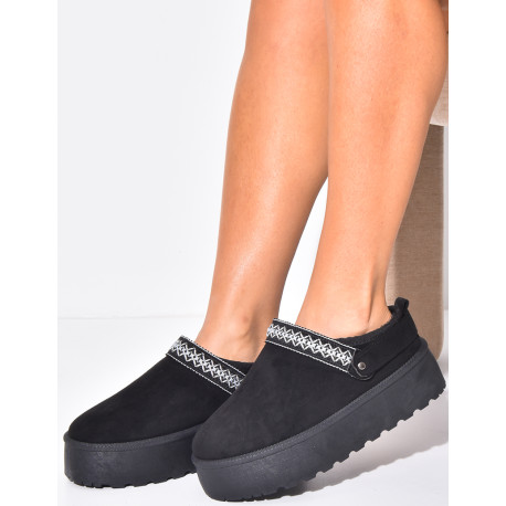 Chaussons en suédine à plateforme et détail brodé
