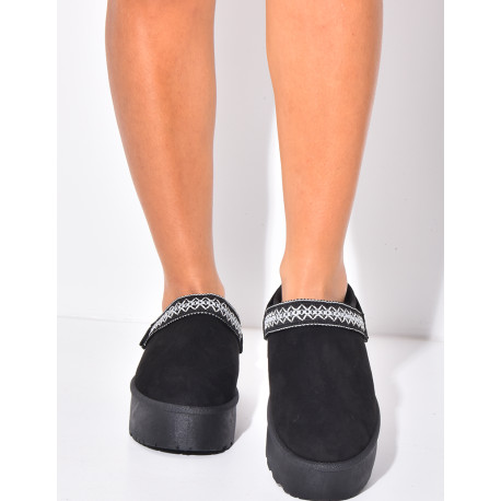 Chaussons en suédine à plateforme et détail brodé
