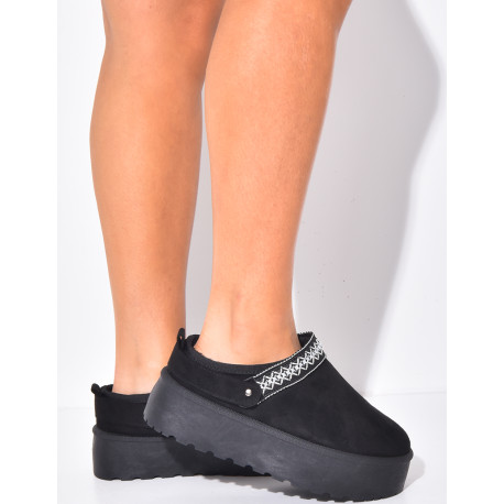 Chaussons en suédine à plateforme et détail brodé