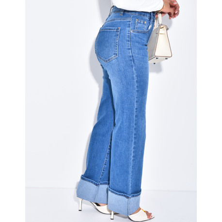 Jeans coupe droite stretchy à revers aux chevilles