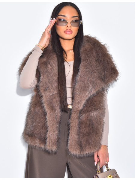 Kurzer, ärmelloser Mantel aus Kunstfell