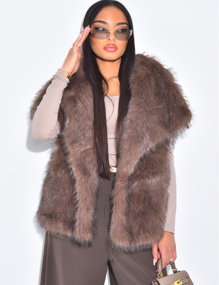 Kurzer, ärmelloser Mantel aus Kunstfell