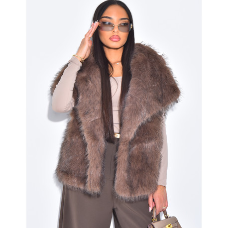 Kurzer, ärmelloser Mantel aus Kunstfell