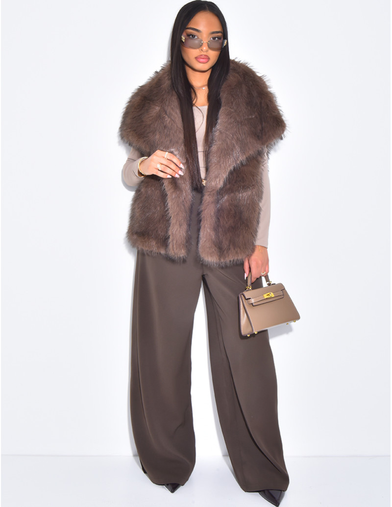 Kurzer, ärmelloser Mantel...