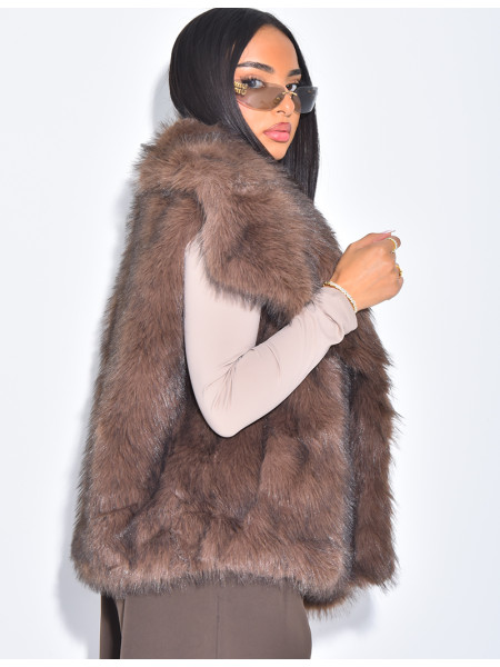 Kurzer, ärmelloser Mantel aus Kunstfell