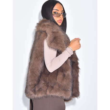 Kurzer, ärmelloser Mantel aus Kunstfell