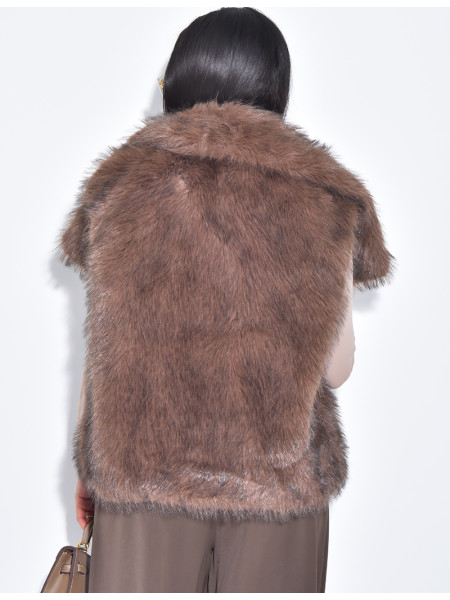 Kurzer, ärmelloser Mantel aus Kunstfell