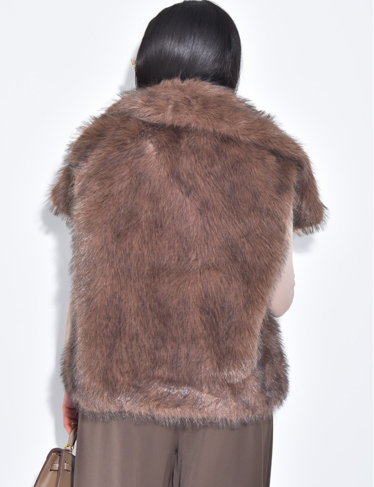 Kurzer, ärmelloser Mantel aus Kunstfell