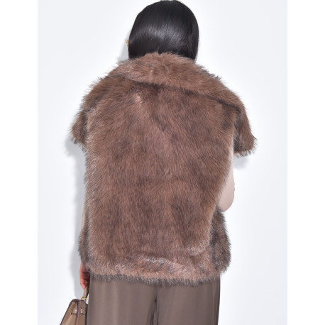 Kurzer, ärmelloser Mantel aus Kunstfell