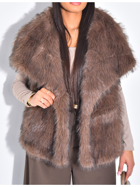 Kurzer, ärmelloser Mantel aus Kunstfell