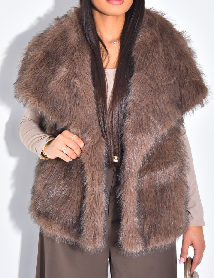 Kurzer, ärmelloser Mantel aus Kunstfell